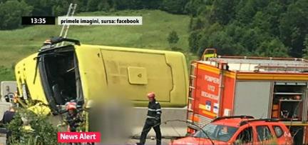 FOTO. Accident în care este implicat un autocar cu copii. 4 morți și 26 de copii răniți