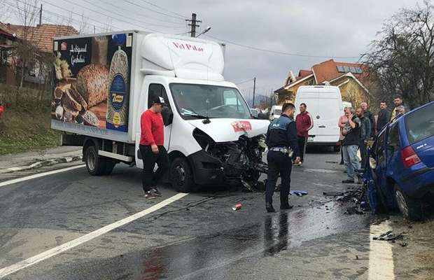 Accident frontal la intrare pe Valea Oltului. Trei oameni răniți