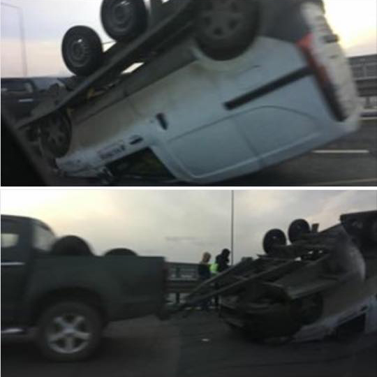 Accident pe A1. O platformă care transporta un autoturism s-a răsturnat pe carosabil