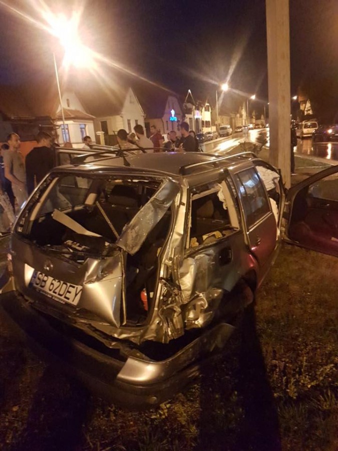 FOTO. Șoferul mașinii și doi adolescenți, răniți într-un accident petrecut din cauza vitezei