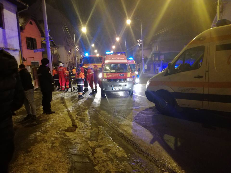 Un taxi răsturnat și trei răniți în două accidente cauzate de viteza neadaptată carosabilului alunecos