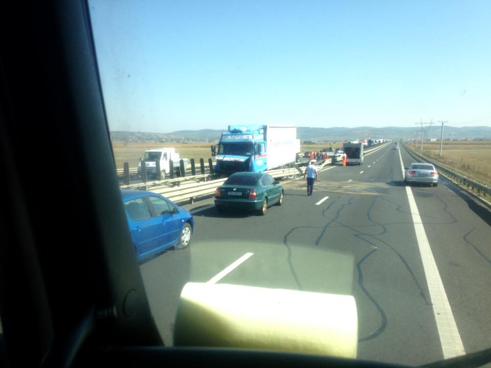 Accident pe A1.  Cauciucul unui TIR a explodat, acesta a acroșat o mașină pe care a proiectat-o în glisiera mediană| foto