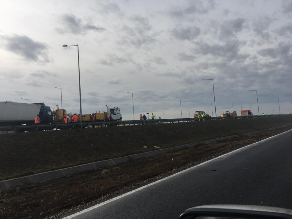 Trafic blocat pe A1. Un camion a intrat într-o mașină care aplica marcaje rutiere