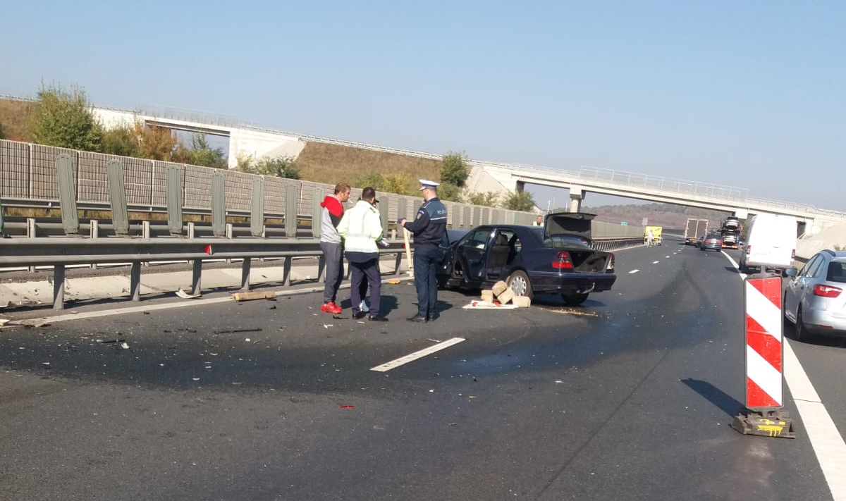 Accident pe autostradă, după tunelul de la Săcel. Intervenție SMURD