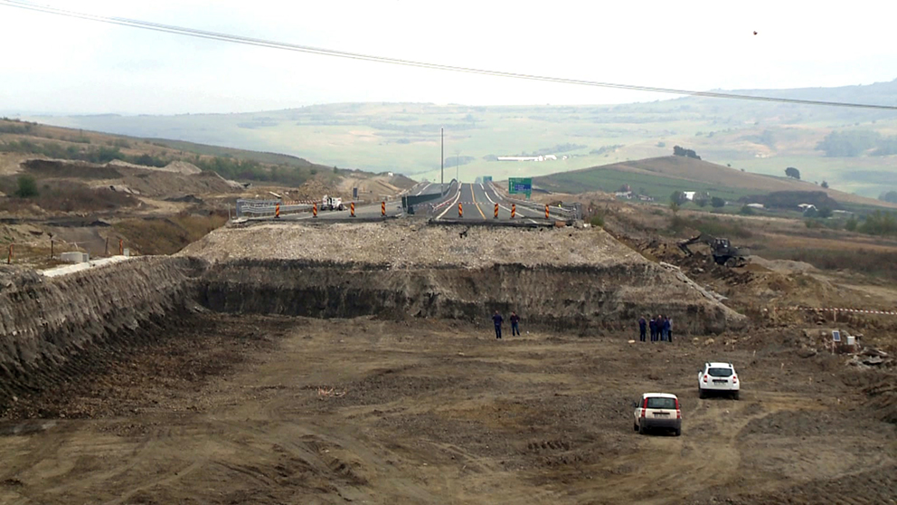 De ce s-a crăpat autostrada? Din cauza apelor subterane