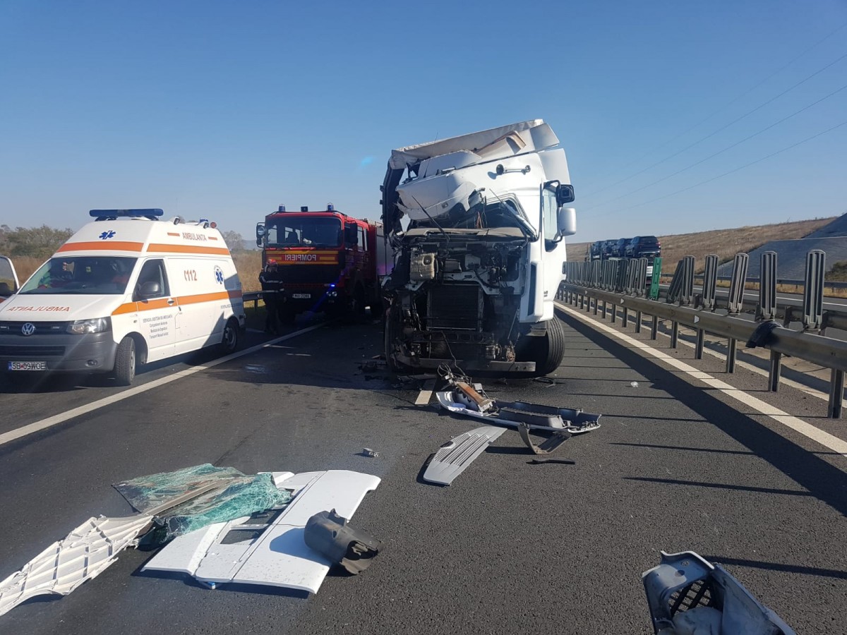Accident grav pe A1. Un TIR a lovit o basculantă oprită pe banda de urgență