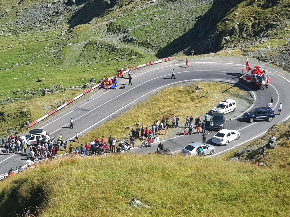 Foto Video. Un motociclist german, accidentat pe Transfăgărășan. Un elicopter SMURD a preluat victima