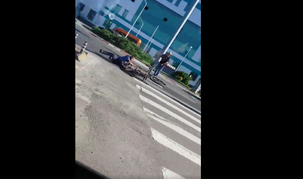 VIDEO-Biciclist lovit pe trecerea de pietoni, pe Alba-Iulia