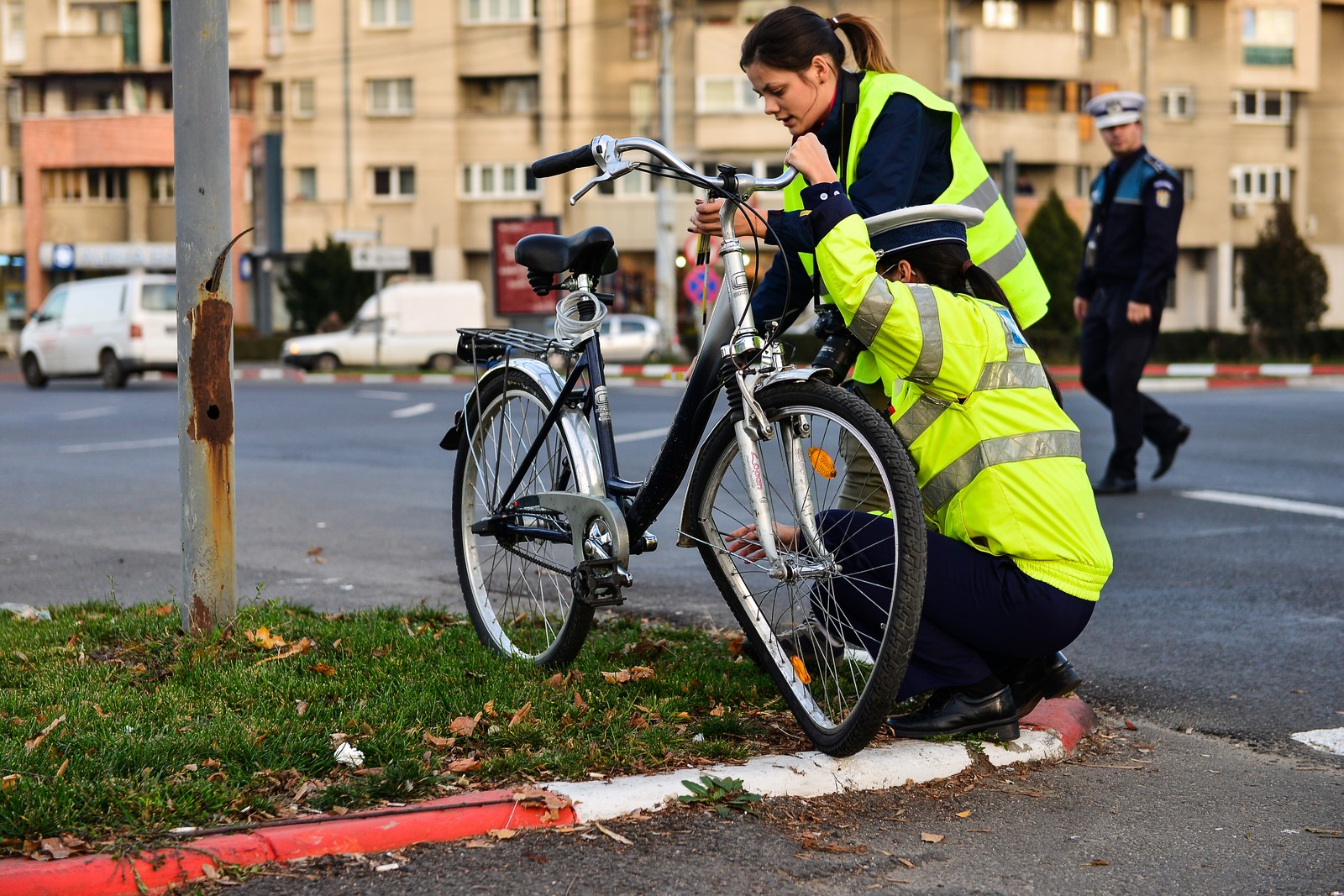 Biciclistă accidentată în giratoriul de la intersecția Coposu-Bâlea / FOTO