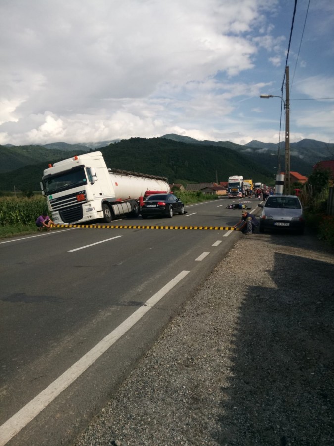 Trafic blocat pe DN 7, la Boița, din cauza unui accident