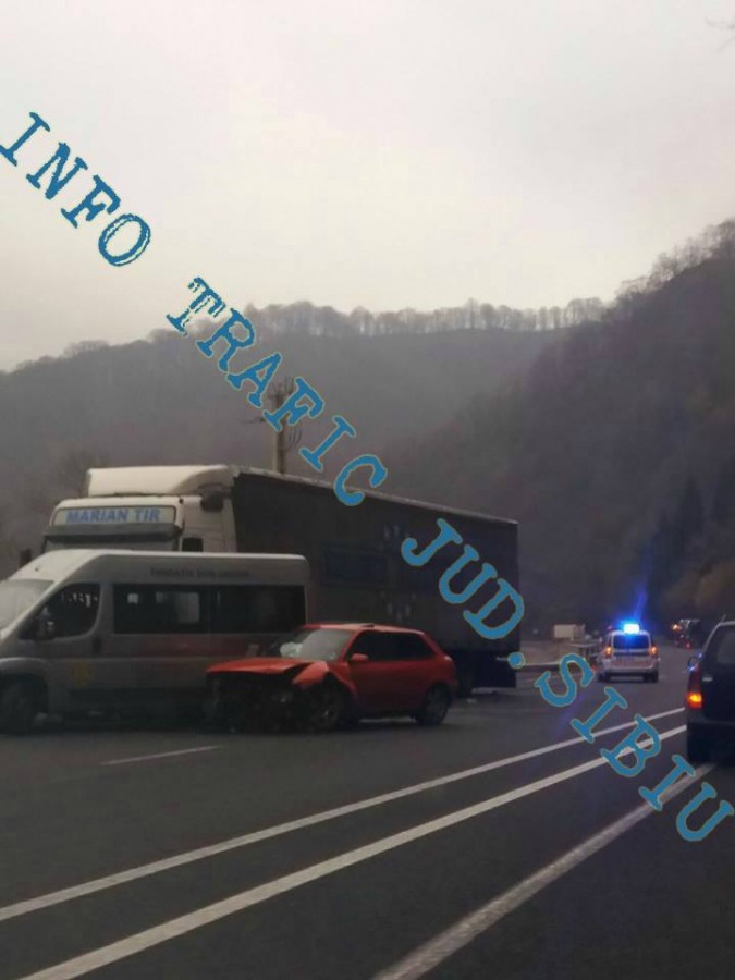 O mașină, un TIR și un microbuz, implicate într-un accident la Boița