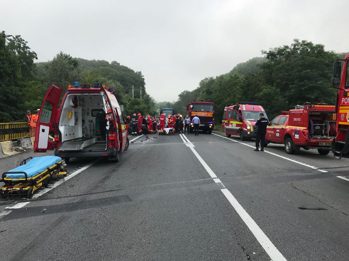 FOTO. Trei răniți, într-un accident la Bradu. Trafic blocat