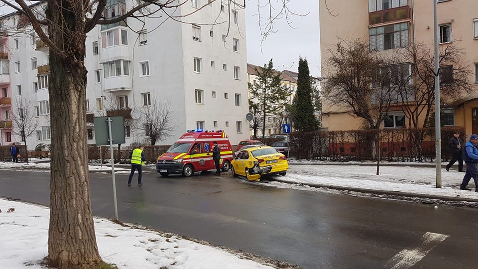 Accident pe Calea Cisnădiei. Mașină proiectată pe trecere, unde a lovit un pieton