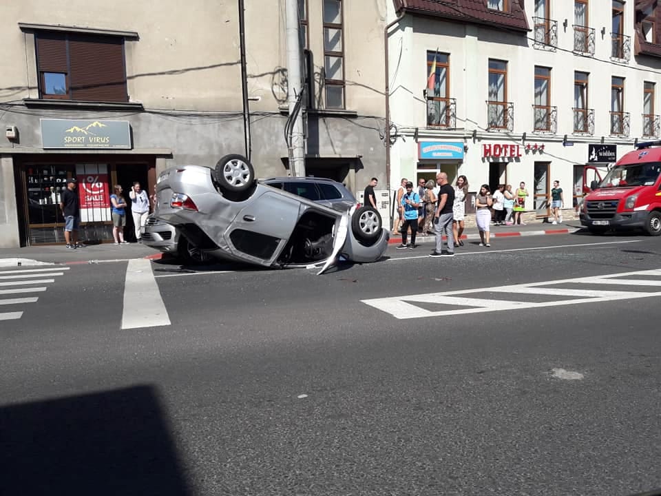 ACTUALIZARE. Automobil răsturnat în sensul giratoriu de la Ibis. Două persoane au fost rănite