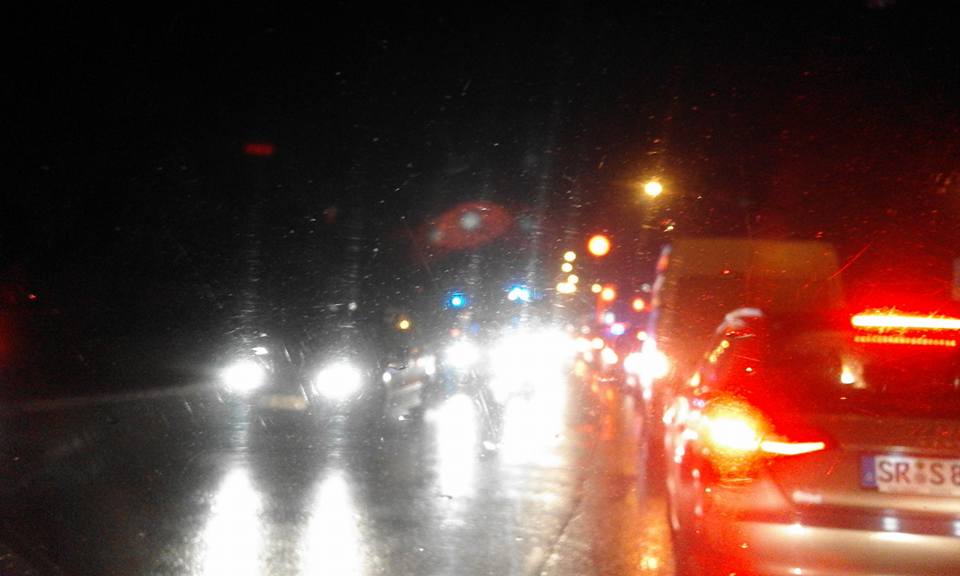 O femeie a fost acroșată pe trecerea de pietoni. Trafic îngreunat pe Calea Șurii Mari