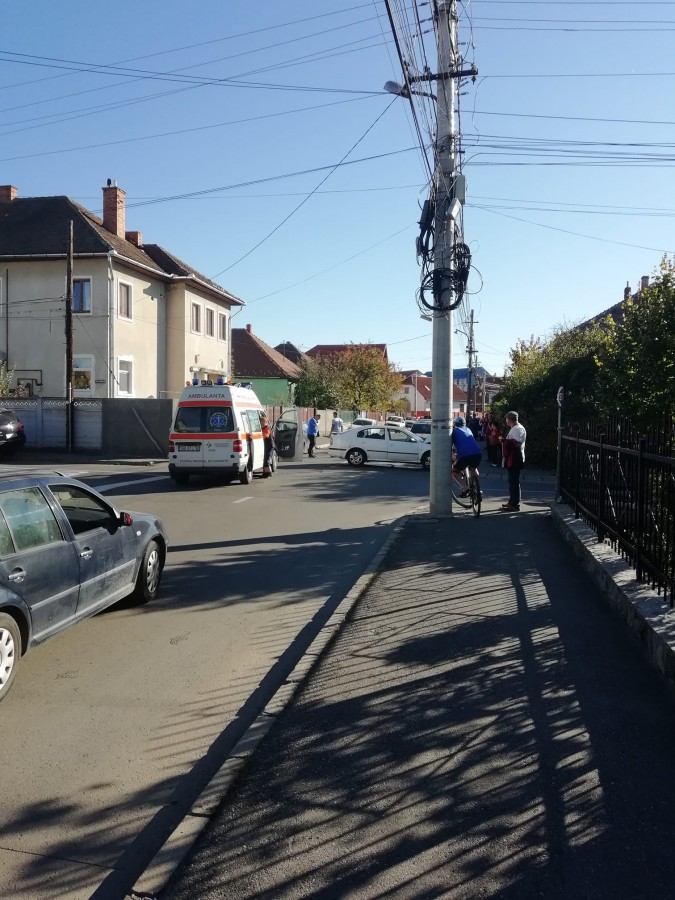 Ciocnire la o intersecție din Sibiu. O femeie, transportată la spital