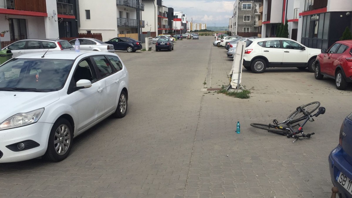 Accident în cartier. Adolescent pe bicicletă lovit în intersecție