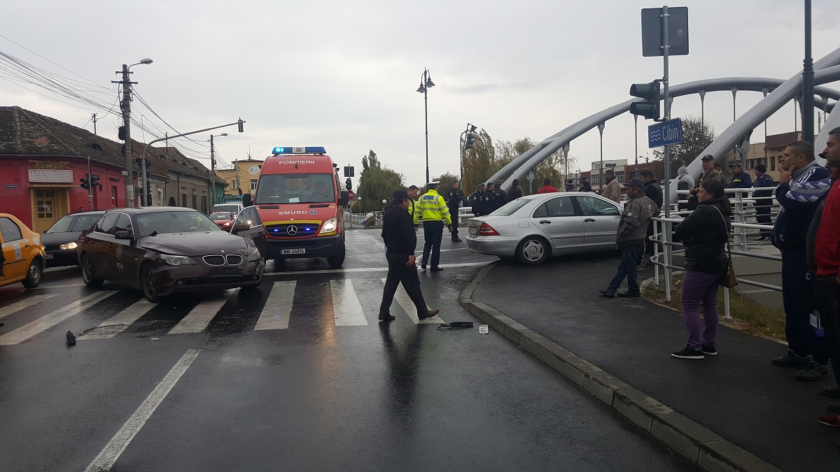 FOTO Accident la Piața Cibin: un Mercedes a lovit un BMW