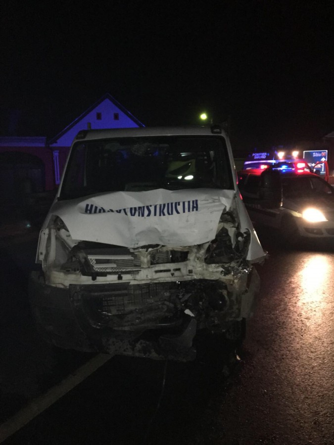 Un rănit, în urma unui accident dintre o autoutilitară și un TIR