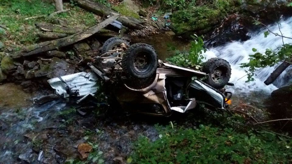Mașina care a căzut în râpă a fost distrusă aproape în totalitate. Doi răniți, dintre care o femeie este în stare gravă