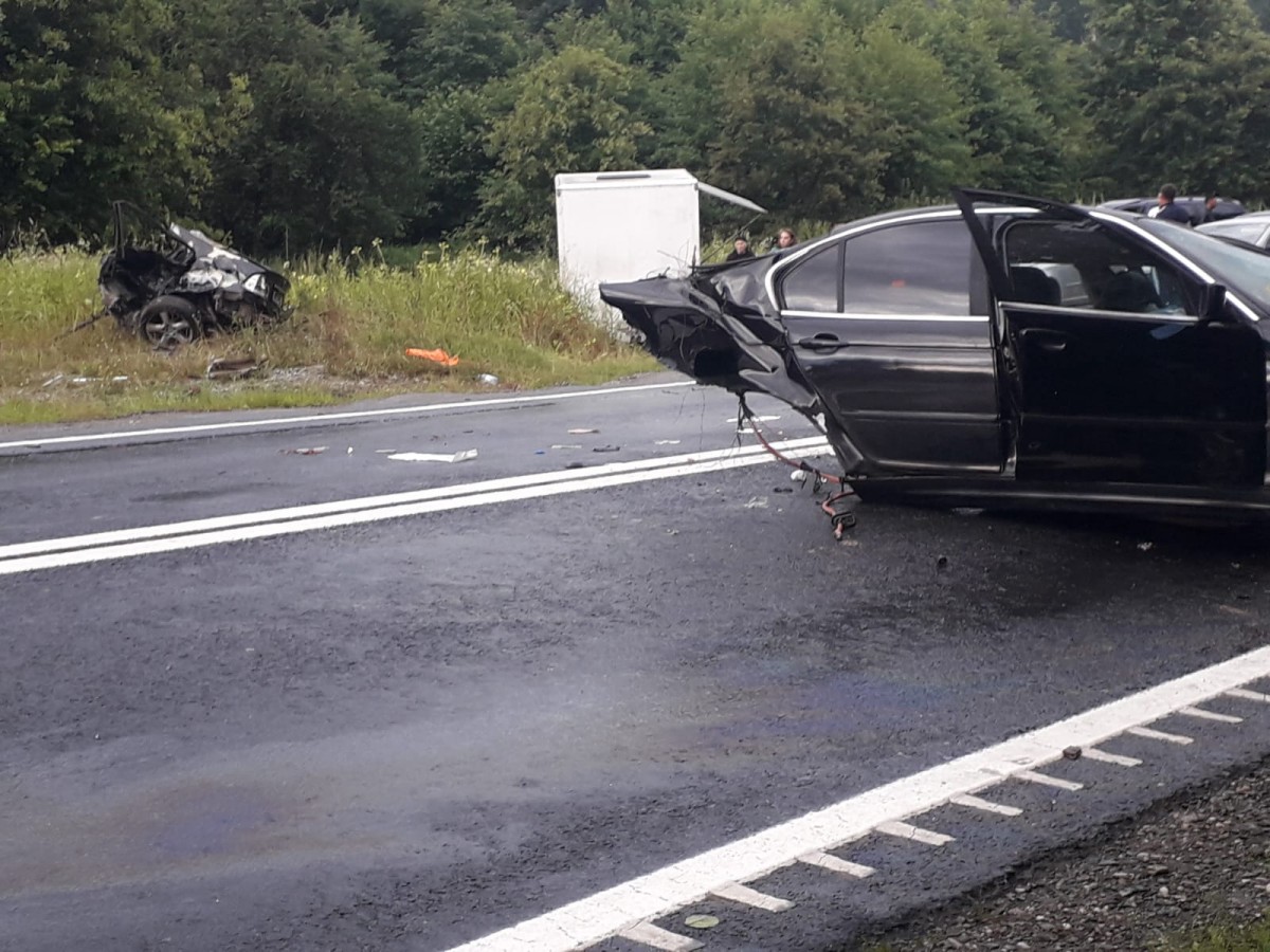 FOTO ACTUALIZARE Accident în urma căruia o mașină s-a rupt în două. Un pasager a decedat