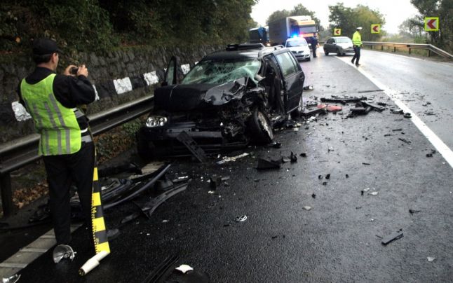 Un mort și patru răniți pe Valea Oltului. A împins mașina din față pe contrasens