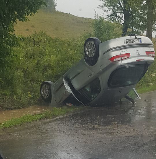 Viteză pe ploaie puternică. O șoferiță s-a răsturnat lângă Fofeldea