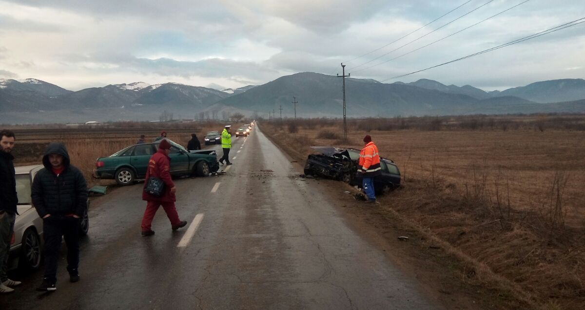 FOTO-Accident frontal pe drumul spre Orlat. Doi răniți