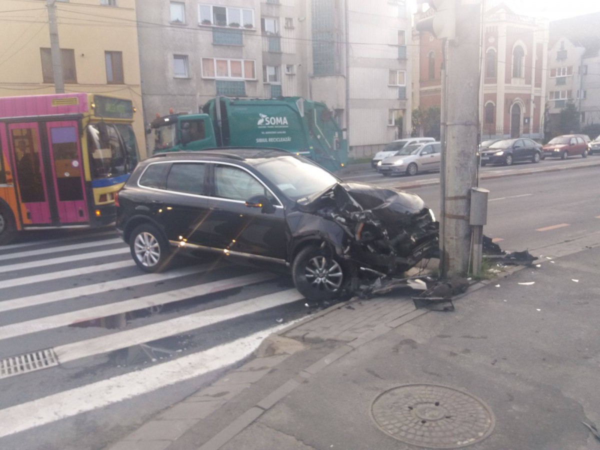 Accidentul de pe Constituției. Tânărul de 17 ani a furat mașina și a condus-o până a intrat cu ea în stâlp | foto