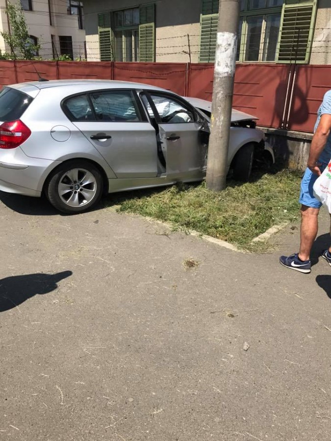 Accident provocat de un șofer începător, pe Hipodromului. A ajuns cu mașina în gard