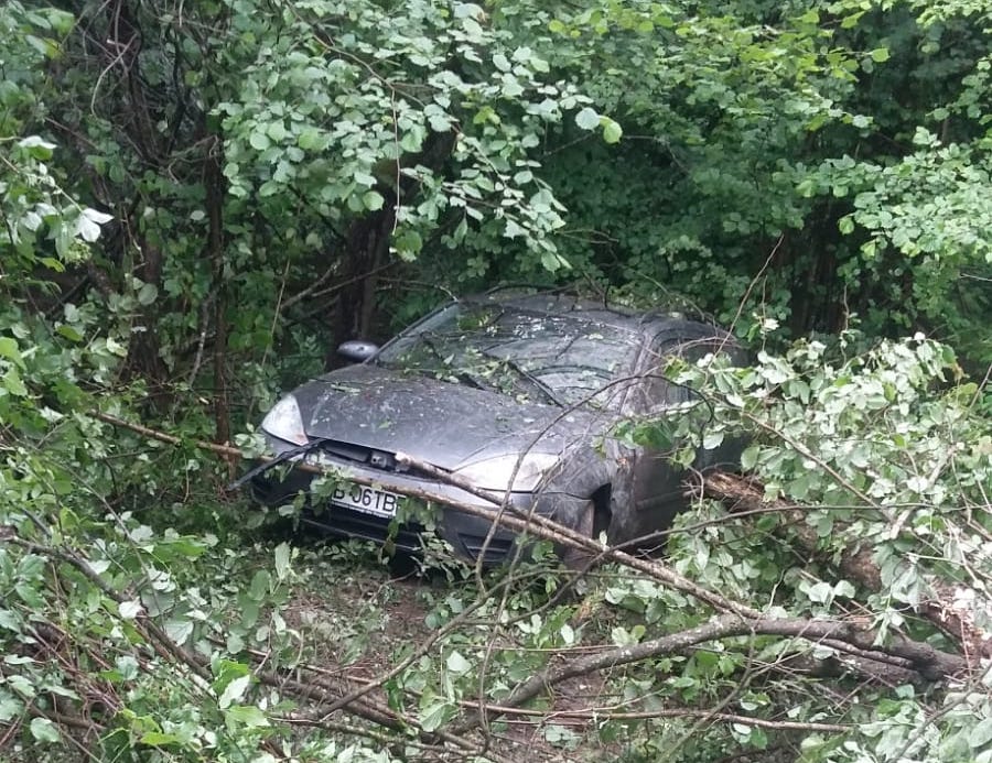 Accident pe Hula Bradului. Mașina a ajuns într-o râpă de zece metri