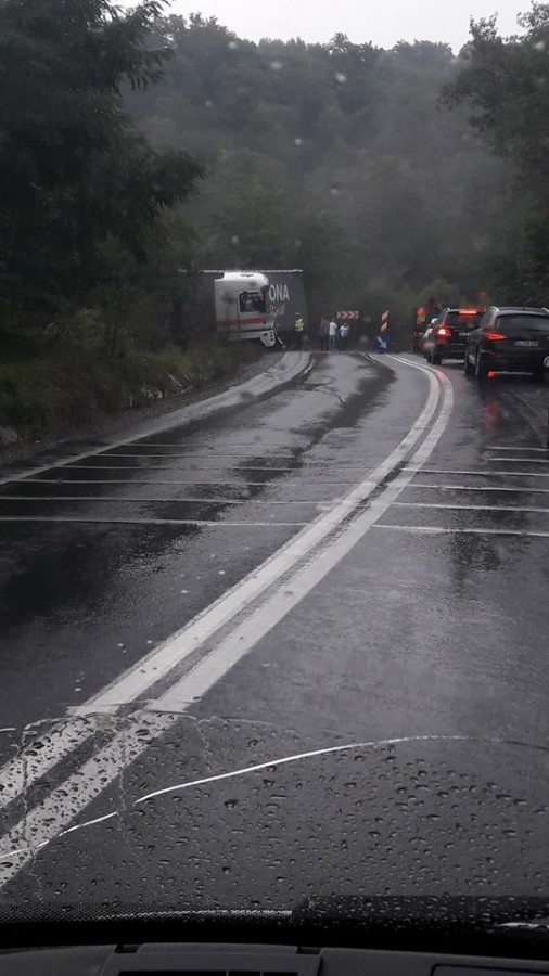 Trafic alternativ pe Hula Bradului, după ce un TIR a intrat în parapet | video