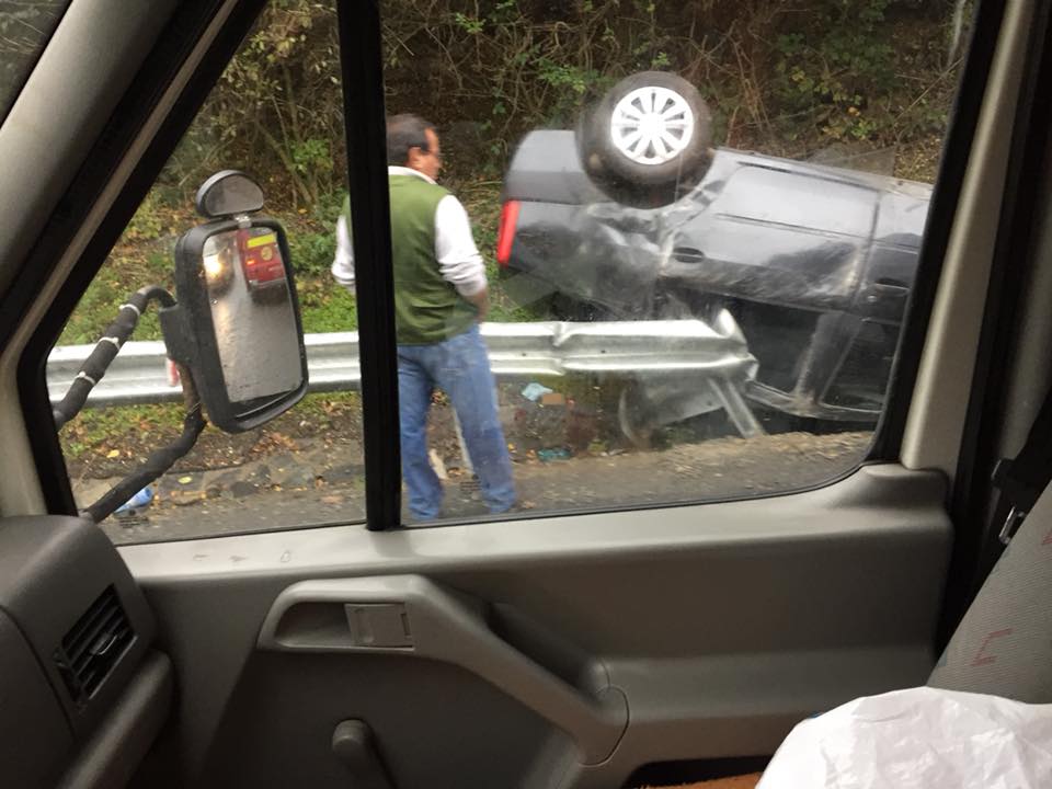Șoferiță rănită după ce s-a răsturnat cu mașina, la Hula Bradului. Avea viteză