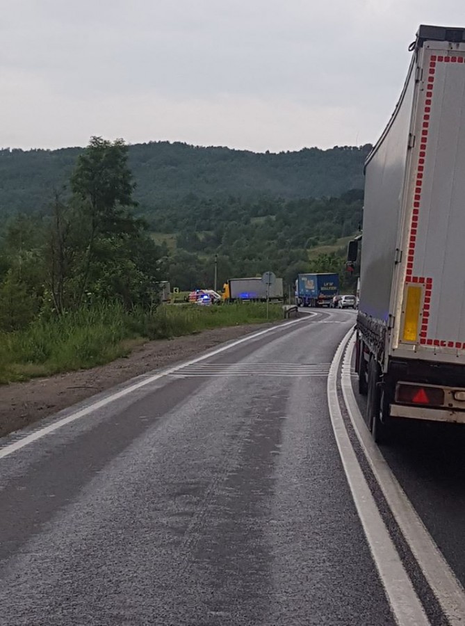 Trafic blocat pe Hula Bradului. Coliziune între un autoturism și un TIR