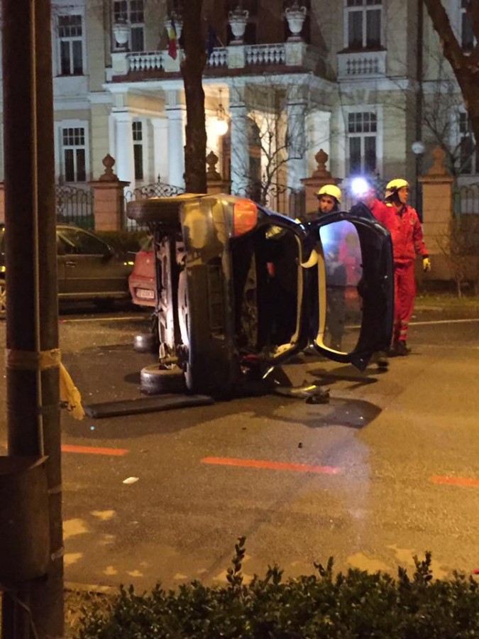 Mașină răsturnată pe Victoriei. Trei autovehicule implicate - Foto