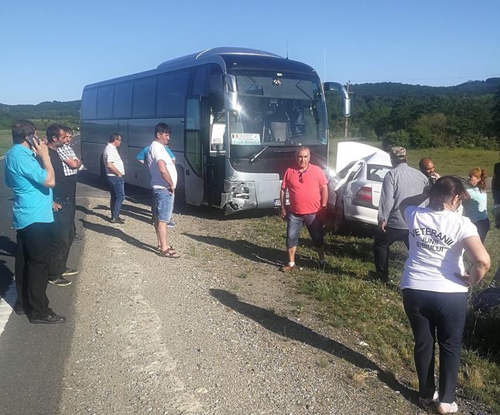 Autocarul Junilor Sibiului implicat într-un accident cu trei răniți