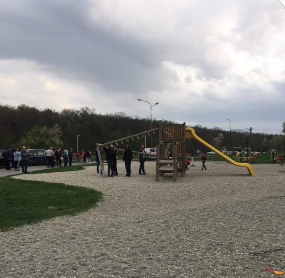 Accident la un loc de joacă. Fetița este internată la Pediatrie