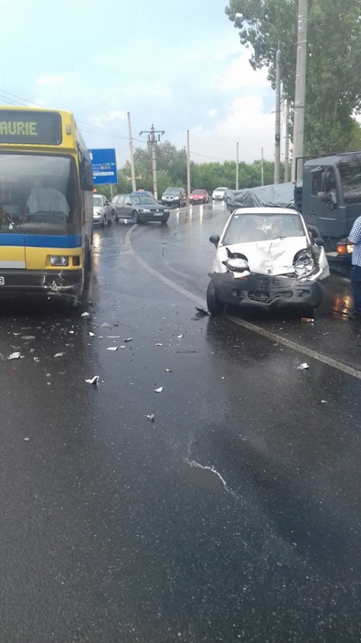 Foto. Accident grav pe Maramureșului între un Matiz și un autobuz. O persoană este încarcerată