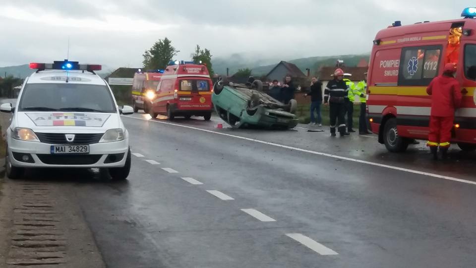 Mașină răsturnată pe DN 1, la Bradu