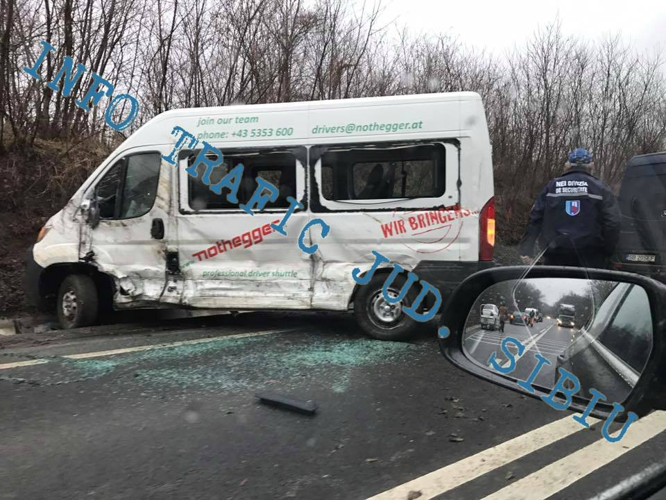 Un microbuz care transporta mai mulți tineri spre serviciu s-a răsturnat între Slimnic și Șura Mare