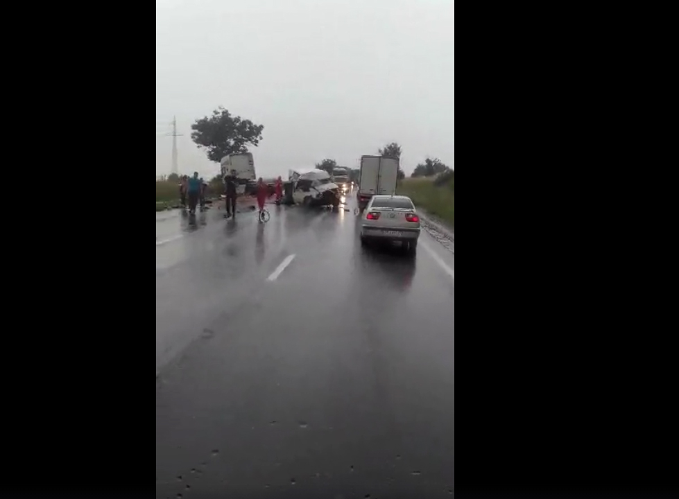VIDEO. Accident la Miercurea Băi. Coliziune între un cap tractor și un microbuz de marfă