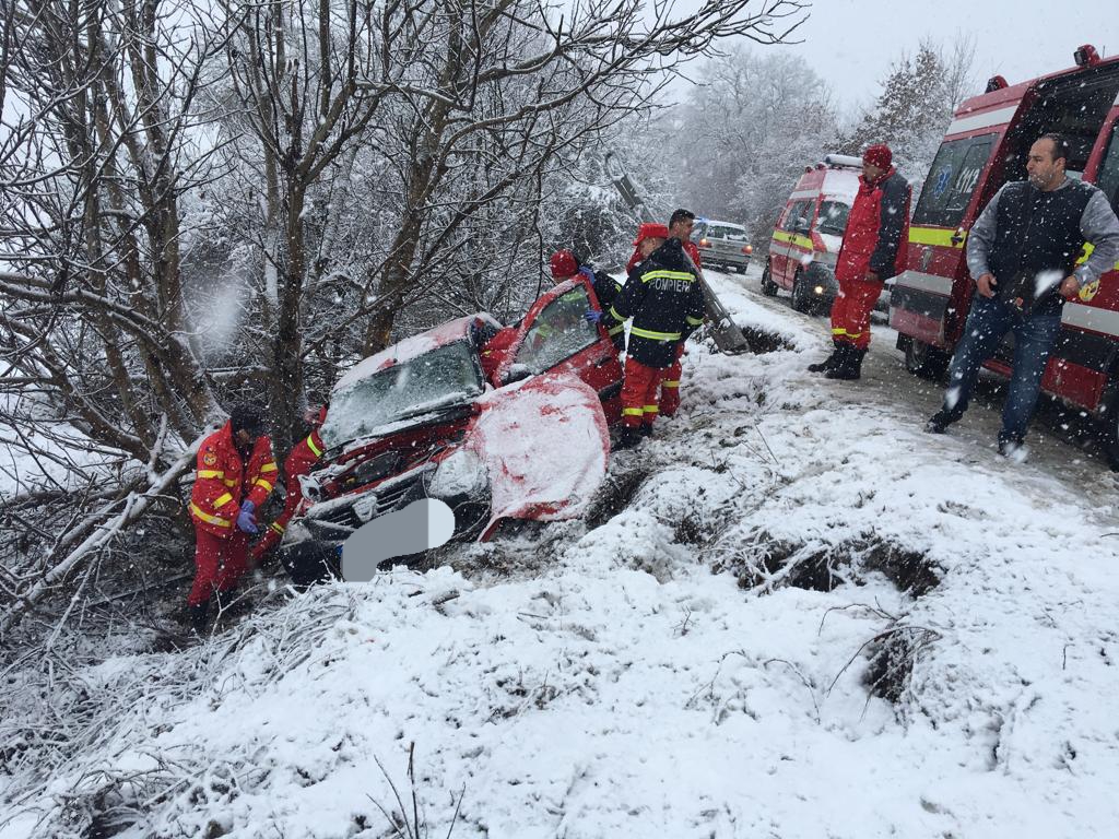 Val de accidente din cauza ninsorii. Un mort și mai mulți răniți, până la ora prânzului