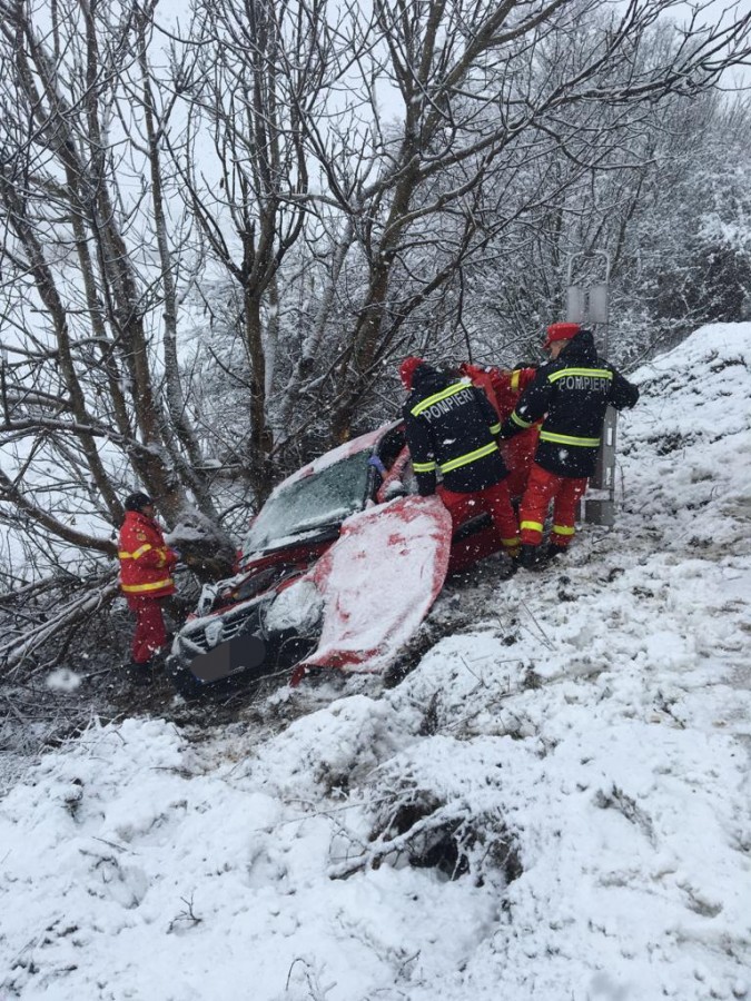 FOTO Accident grav, din cauza vitezei excesive. Șoferul este tratat la Spitalul Județean