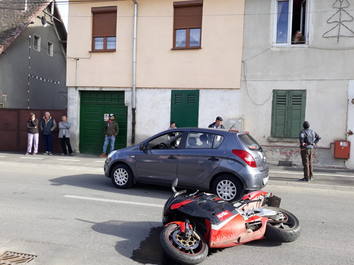 O mașină a lovit un motociclist care a intrat pe contrasens, lângă Dumbrăveni