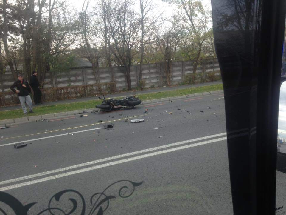 Coliziune între o motocicletă și un autoturism, pe Alba Iulia. Motociclistul și o fetiță de 4 ani, la spital