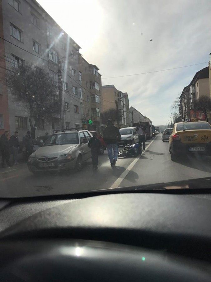 ACTUALIZARE - Motociclist rănit într-un accident pe Semaforului