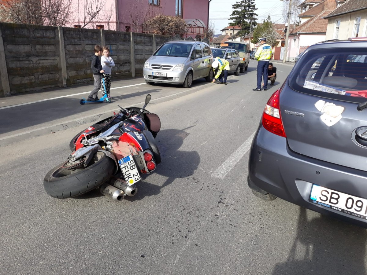 Foto | Accident cu motocicleta, în Sibiu. A lovit o mașină