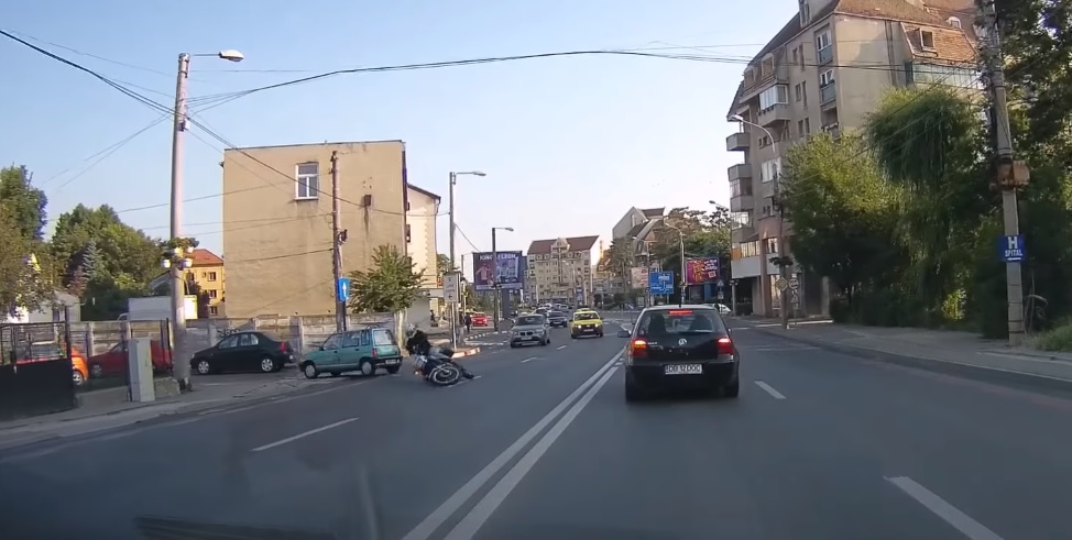 VIDEO Tamponare cu un motociclist. Mașina vinovată nici nu a oprit