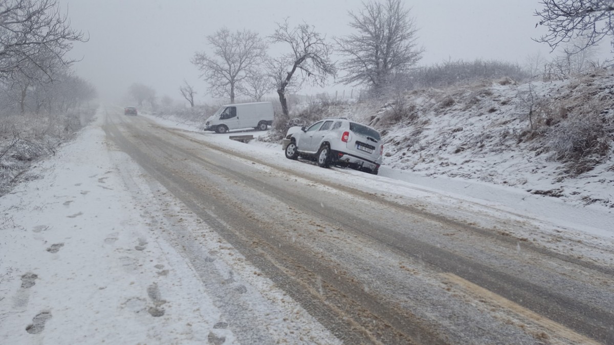 Val de accidente după o oră de ninsoare în Sibiu