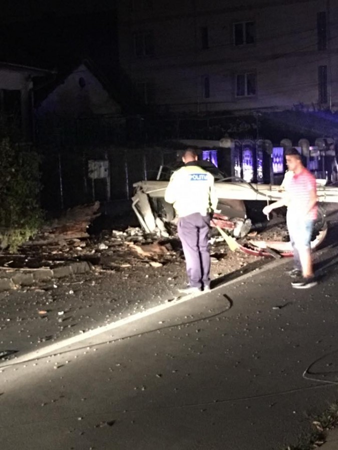 Actualizare | Un șofer băut a dărâmat cu mașina un stâlp și a fugit de la locul accidentului| foto